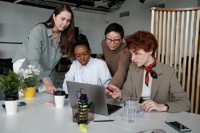 four women working together image